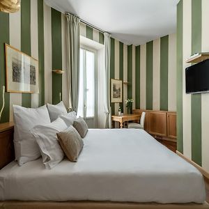 Camera media con letto king size